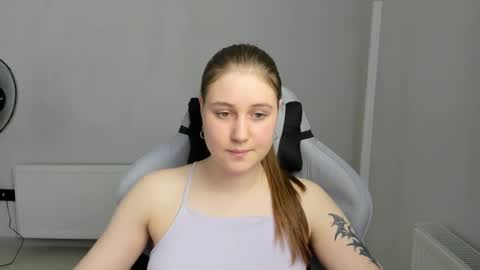 Snapshot of emma_sweettyy chatting on 06-19-26, 12:09 Emma online show from 06-19-26, 12:09