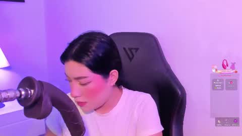 Snapshot of emma_walton_ chatting on 06-17-26, 11:34 online show from 06-17-26, 11:34