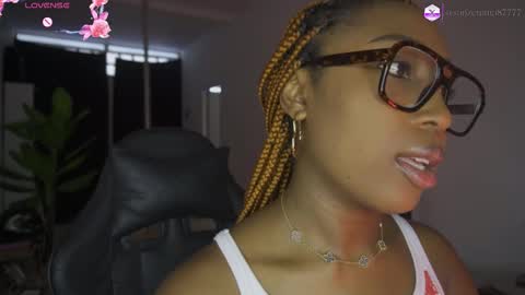 Snapshot of emmasanzoficial chatting on 03-10-26, 12:10 Sara online show from 03-10-26, 12:10