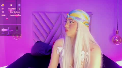 Snapshot of emmaswift1 chatting on 12-17-25, 02:39 Emma online show from 12-17-25, 02:39