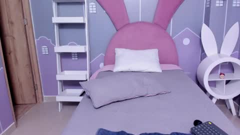 emmathompson__ online show from 04-12-26, 01:49