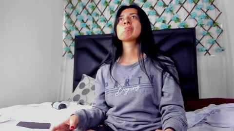 Snapshot of emmawillliams chatting on 04-04-26, 04:04 Emma online show from 04-04-26, 04:04