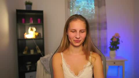 Snapshot of emmie_murray chatting on 04-22-26, 01:56 Emmie online show from 04-22-26, 01:56