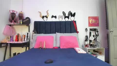 Snapshot of emmily_giraldo chatting on 07-07-26, 12:42 online show from 07-07-26, 12:42