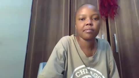 Snapshot of empressvee25 chatting on 03-25-26, 02:01 empress online show from 03-25-26, 02:01