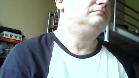 Snapshot of englishguysurrey chatting on 06-19-26, 01:48 englishguysurrey online show from 06-19-26, 01:48