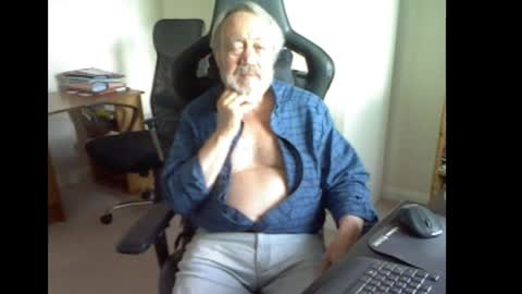 erasmus_d online show from 05-18-26, 04:35