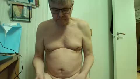 Snapshot of erik5552 chatting on 03-11-26, 05:52 Erik online show from 03-11-26, 05:52