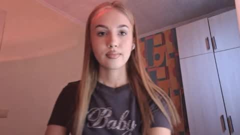 Snapshot of erinnnaji chatting on 06-04-26, 03:29 Katrin online show from 06-04-26, 03:29