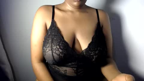 Snapshot of esmeray_ chatting on 06-27-26, 11:10 Esme online show from 06-27-26, 11:10