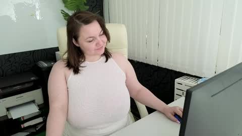 Snapshot of essensual_ chatting on 05-01-26, 02:16 Ava online show from 05-01-26, 02:16