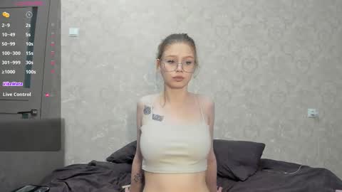 Veronica Tiia Lilith left to right online show from 03-28-26, 07:46