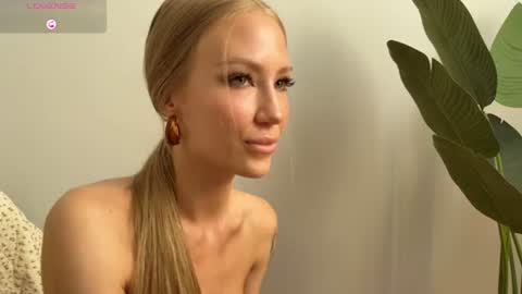 Snapshot of eva_vex chatting on 06-09-26, 04:24 Hello Im Eva online show from 06-09-26, 04:24