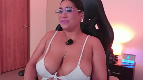 Snapshot of evacarters chatting on 07-23-26, 06:00 Jenny Carters online show from 07-23-26, 06:00