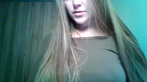 Snapshot of evasapples2026 chatting on 06-17-26, 09:27 evasapples2026 online show from 06-17-26, 09:27