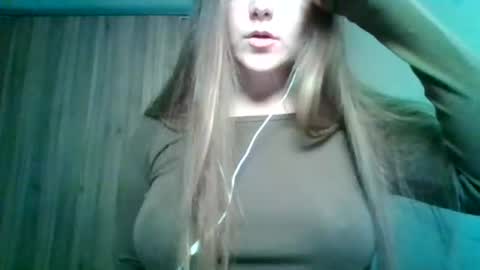 Snapshot of evasapples2026 chatting on 06-19-26, 08:45 evasapples2026 online show from 06-19-26, 08:45