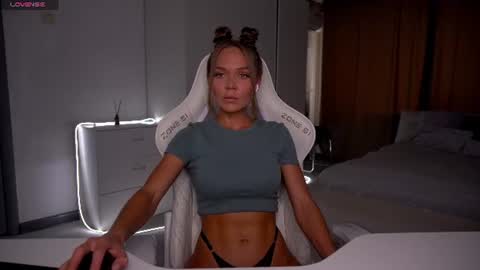 Snapshot of evelina_fox chatting on 06-18-26, 09:36 Evelina online show from 06-18-26, 09:36