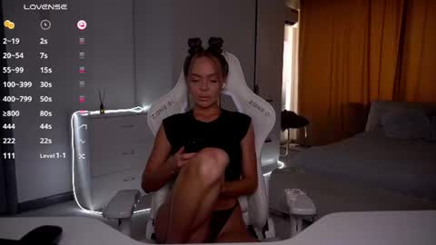 Snapshot of evelina_fox chatting on 07-16-26, 01:17 Evelina online show from 07-16-26, 01:17