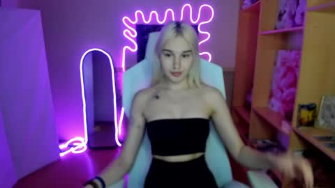 Snapshot of evelinalu chatting on 05-03-26, 01:55 Evelina online show from 05-03-26, 01:55