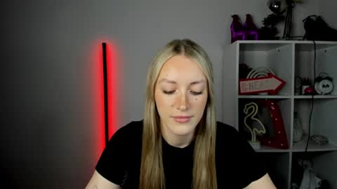 Snapshot of evelynblond chatting on 06-15-26, 12:40 evelynblond online show from 06-15-26, 12:40