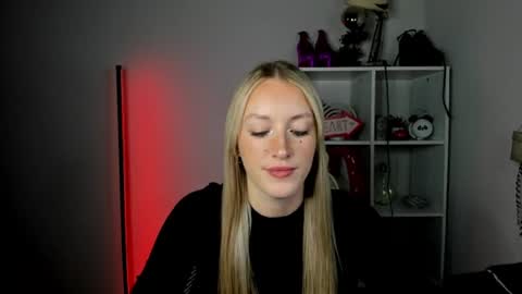 Snapshot of evelynblond chatting on 06-23-26, 10:24 evelynblond online show from 06-23-26, 10:24