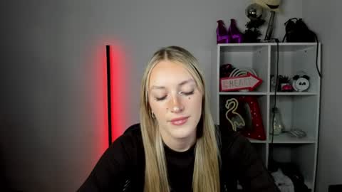 Snapshot of evelynblond chatting on 06-24-26, 12:37 evelynblond online show from 06-24-26, 12:37