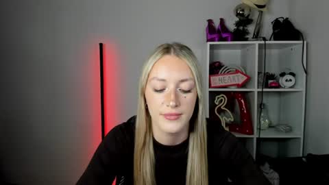Snapshot of evelynblond chatting on 06-26-26, 12:53 evelynblond online show from 06-26-26, 12:53
