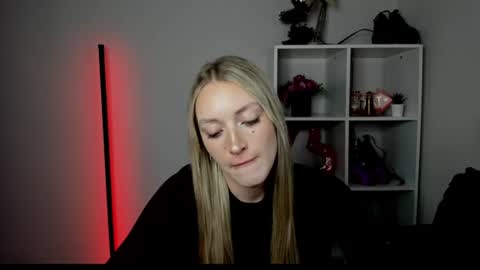 Snapshot of evelynblond chatting on 07-06-26, 03:03 evelynblond online show from 07-06-26, 03:03