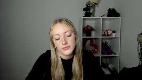 Snapshot of evelynblond chatting on 07-16-26, 12:33 evelynblond online show from 07-16-26, 12:33