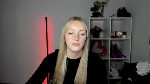 Snapshot of evelynblond chatting on 07-17-26, 01:07 evelynblond online show from 07-17-26, 01:07