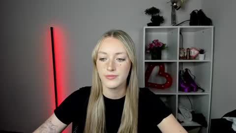 Snapshot of evelynblond chatting on 07-20-26, 12:29 evelynblond online show from 07-20-26, 12:29