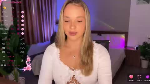 Snapshot of evielina chatting on 06-19-26, 11:52 evielina online show from 06-19-26, 11:52