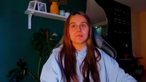 Snapshot of evy_orange1 chatting on 06-19-26, 01:21 EVY online show from 06-19-26, 01:21