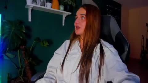 Snapshot of evy_orange1 chatting on 06-25-26, 01:38 EVY online show from 06-25-26, 01:38