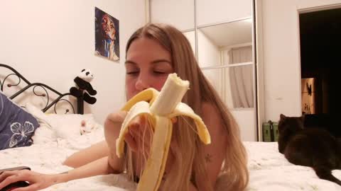 Snapshot of eziliz chatting on 04-05-26, 05:43 call me Princess online show from 04-05-26, 05:43