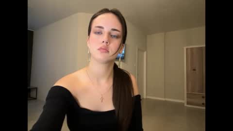 Mia online show from 06-17-26, 05:47