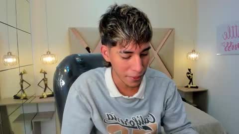 FER PHOENIX online show from 12-21-25, 03:35