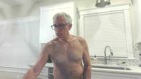 Snapshot of fitman999 chatting on 05-10-26, 02:06 Jon online show from 05-10-26, 02:06