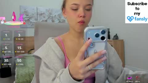 Snapshot of flooora_0 chatting on 04-19-26, 01:38 Mona online show from 04-19-26, 01:38