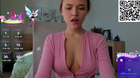 Snapshot of flooora_0 chatting on 04-22-26, 01:30 Mona online show from 04-22-26, 01:30