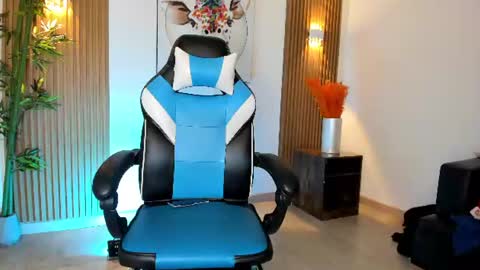 Snapshot of flor_pink chatting on 06-19-26, 02:49 Flor online show from 06-19-26, 02:49