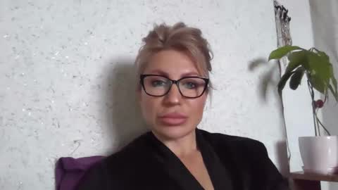 fox_red_lady7 online show from 04-15-26, 08:21