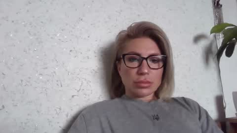 fox_red_lady7 online show from 04-16-26, 08:15