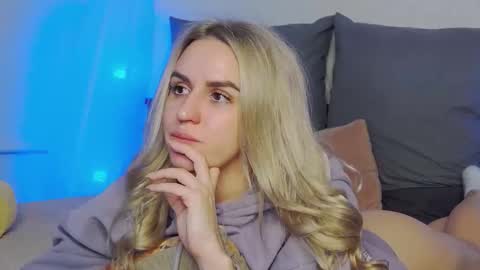 Foxy Kimmi online show from 04-11-26, 07:45