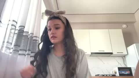 Snapshot of fredamedora chatting on 06-24-26, 05:06 Mia online show from 06-24-26, 05:06
