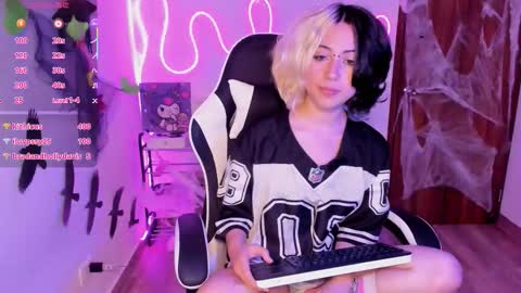 Snapshot of frida_lassi_ chatting on 10-19-25, 12:00 frida_lassi_ online show from 10-19-25, 12:00