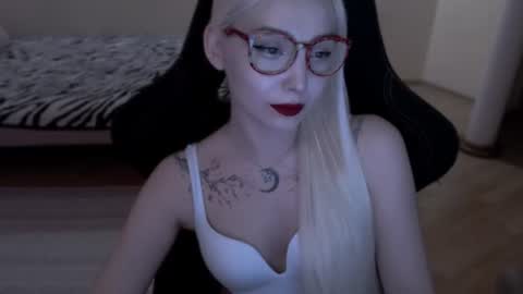 Snapshot of fromsun_forsoul chatting on 06-10-26, 09:03 Lilith online show from 06-10-26, 09:03
