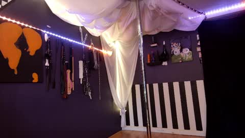 Giggles online show from 03-28-26, 04:06