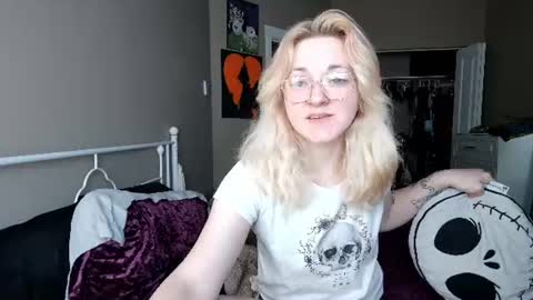 Giggles online show from 06-12-26, 02:32