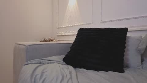 Giigii Hadid  online show from 06-19-26, 07:06